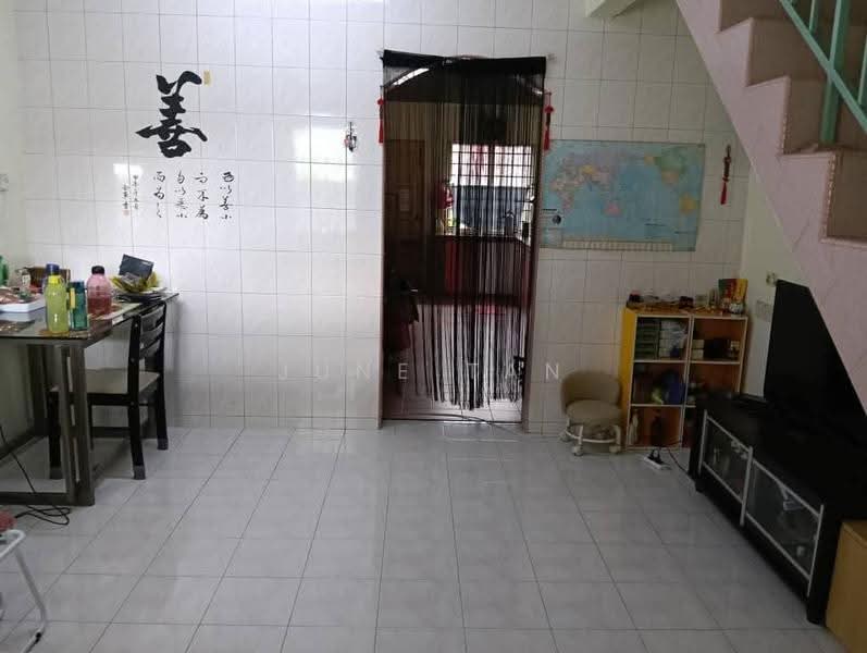 Rumah Teres 2-Tingkat untuk Dijual di Taman Puteri Wangsa (Ulu Tiram) - June Tan - Living Room - PropertyGuru.com.my