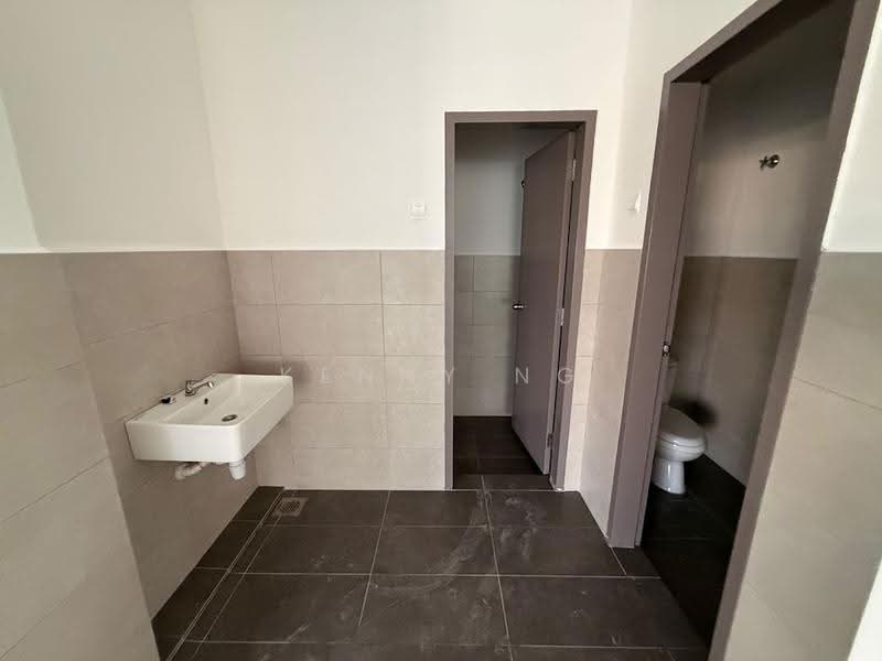 Semi-D Factory for Rent in Taman Perindustrian Air Hitam (Klang) - Kenny Ng - Bathroom - PropertyGuru.com.my
