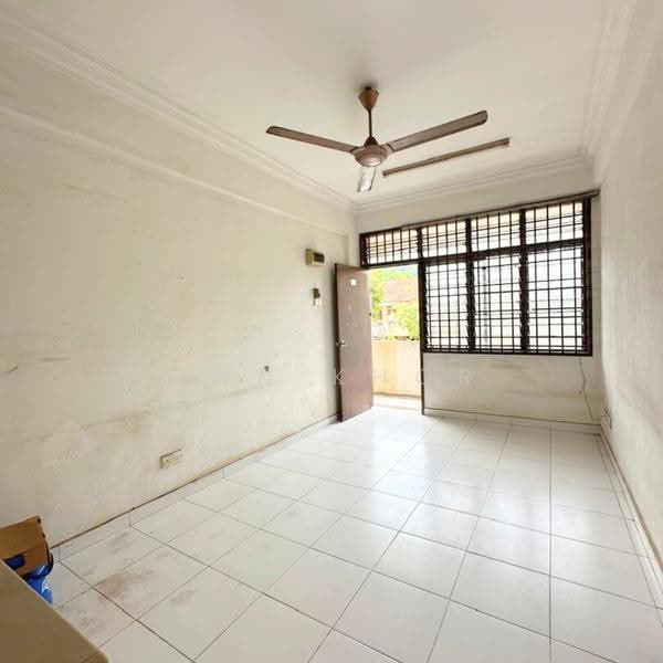 Rumah Flat untuk Dijual di Taman Cendana - Ann Khor - Living Room - PropertyGuru.com.my