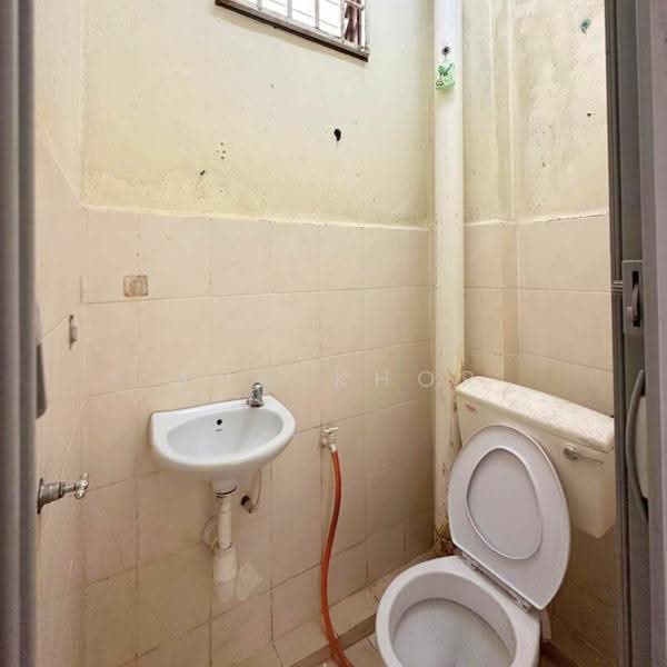 Rumah Flat untuk Dijual di Taman Cendana - Ann Khor - Bathroom - PropertyGuru.com.my
