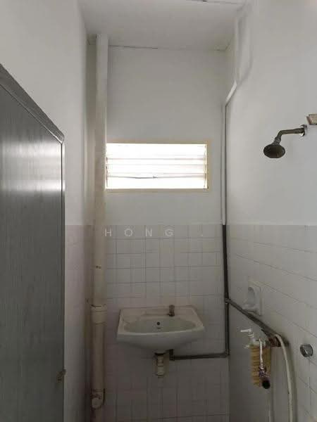 Pangsapuri untuk Disewa di Taman Medan Penaga - Hong . - Bathroom - PropertyGuru.com.my