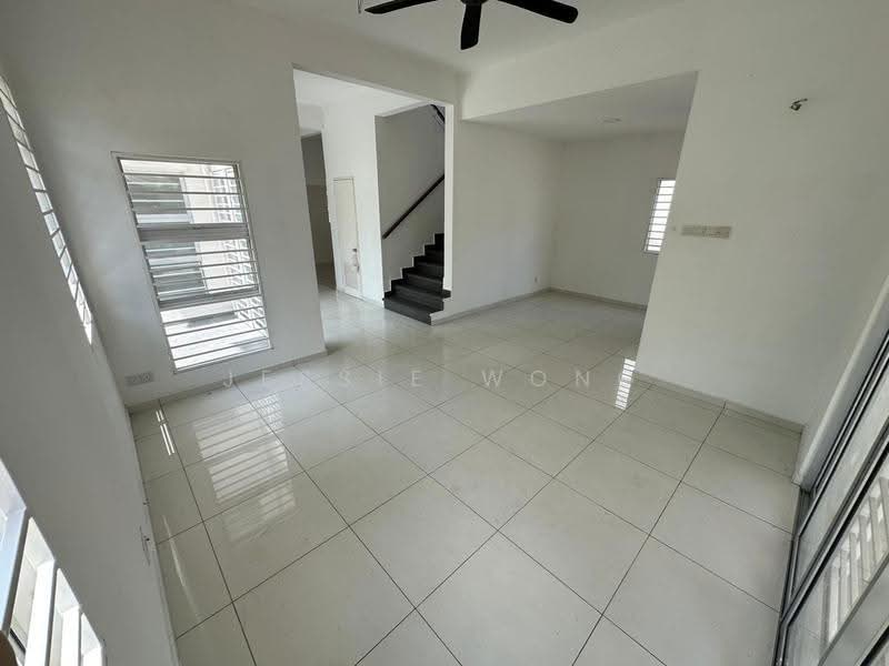 Rumah Berkembar untuk Dijual di Kota Emerald (Rawang) - Jessie Wong - Living Room - PropertyGuru.com.my