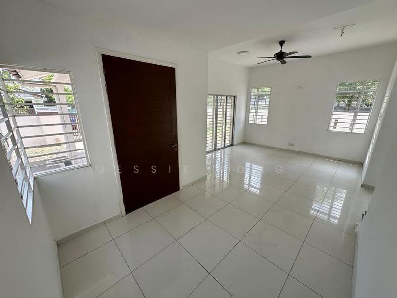 Rumah Berkembar untuk Dijual di Kota Emerald (Rawang) - Jessie Wong - Living Room - PropertyGuru.com.my