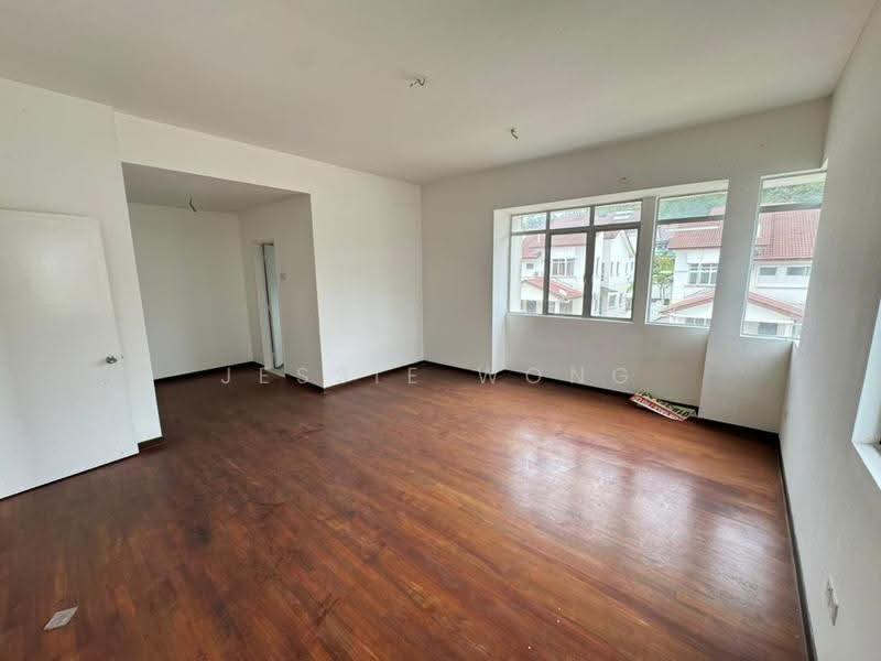 Rumah Berkembar untuk Dijual di Kota Emerald (Rawang) - Jessie Wong - Living Room - PropertyGuru.com.my