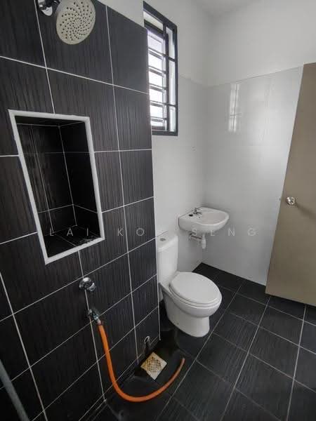 Rumah Teres 2-Tingkat untuk Dijual di Bandar Tiram (Ulu Tiram) - Lai Kok Seng - Bathroom - PropertyGuru.com.my