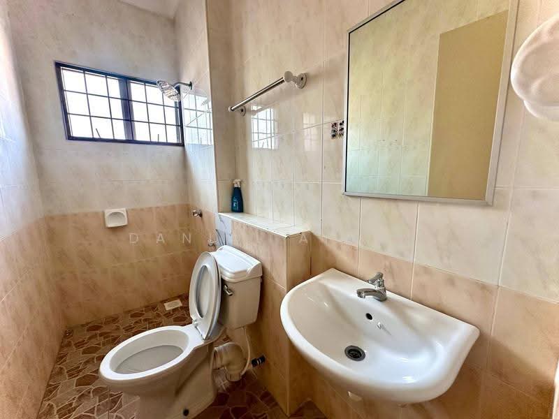 Rumah Teres 2-Tingkat untuk Dijual di Taman Perindustrian Sime Uep (Subang Jaya) - Danial Aiman - Bathroom - PropertyGuru.com.my
