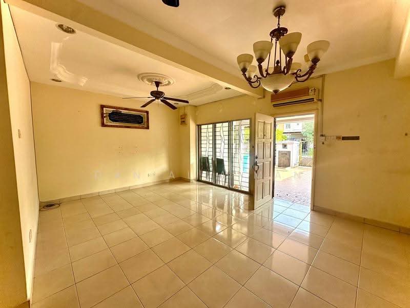 Rumah Teres 2-Tingkat untuk Dijual di Taman Perindustrian Sime Uep (Subang Jaya) - Danial Aiman - Living Room - PropertyGuru.com.my