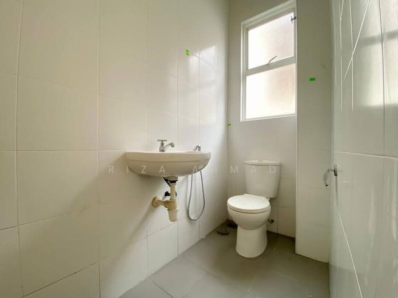 Rumah Berkembar untuk Dijual di D'Kayangan (Shah Alam) - Riza Ahmad - Bathroom - PropertyGuru.com.my