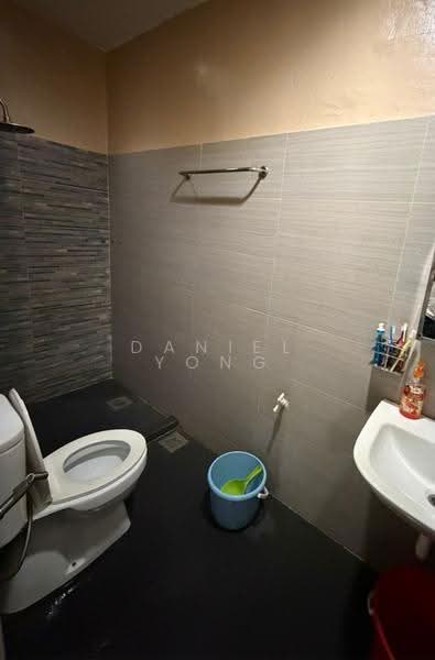 1-storey Terraced House for Sale in Taman Universiti (Skudai) - Daniel Yong - Bathroom - PropertyGuru.com.my