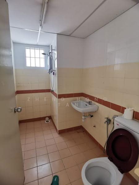 Kondominium untuk Dijual di Prima Setapak Condominium - Zheng Hong Tan - Bathroom - PropertyGuru.com.my