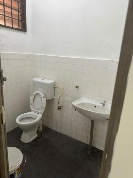 Rumah Teres 1-Tingkat untuk Disewa di Taman Universiti (Skudai) - Alanis Lee - Bathroom - PropertyGuru.com.my