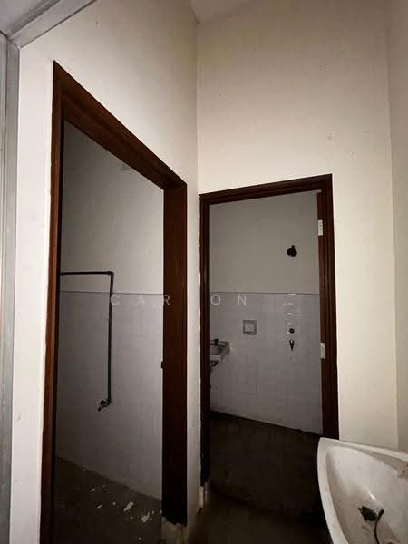 Shop for Rent in Taman Daya (Johor Bahru) - Carson . - Bathroom - PropertyGuru.com.my