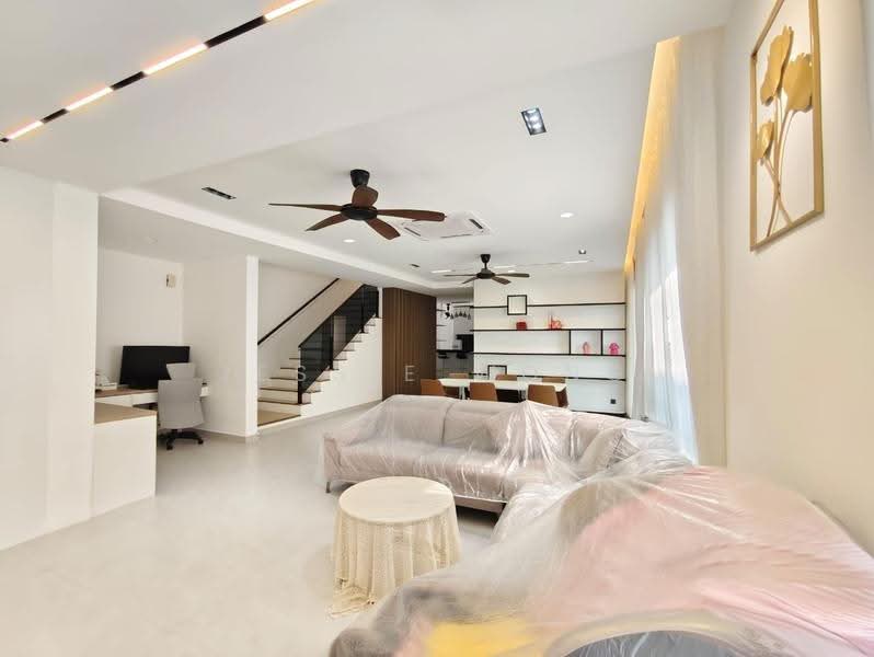 Rumah Berkembar untuk Dijual di Kota Emerald (Rawang) - Jessie Wong - Living Room - PropertyGuru.com.my