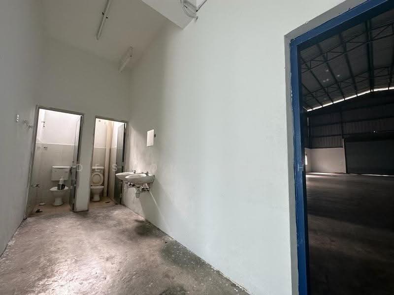 Gudang untuk Disewa di Taman Iks Simpang Ampat (Simpang Ampat) - Desmond Chuah - Bathroom - PropertyGuru.com.my