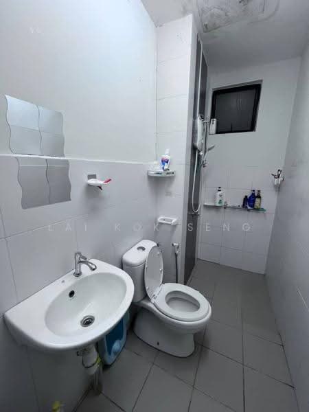 Kediaman Servis untuk Dijual di Jentayu Residensi @ Tampoi - Lai Kok Seng - Bathroom - PropertyGuru.com.my