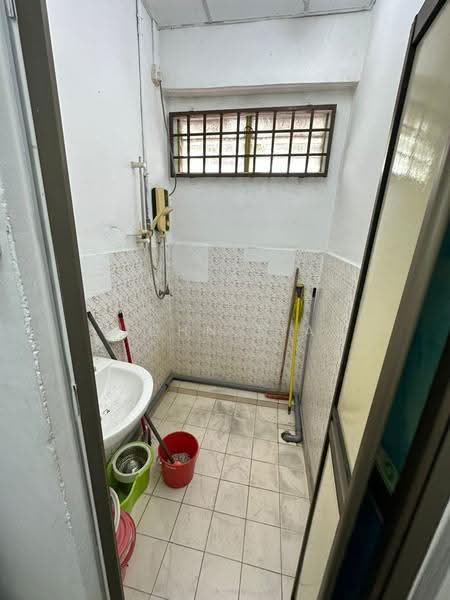 Kedai untuk Disewa di Taman Bukit Kempas (Tampoi) - John Sia - Bathroom - PropertyGuru.com.my
