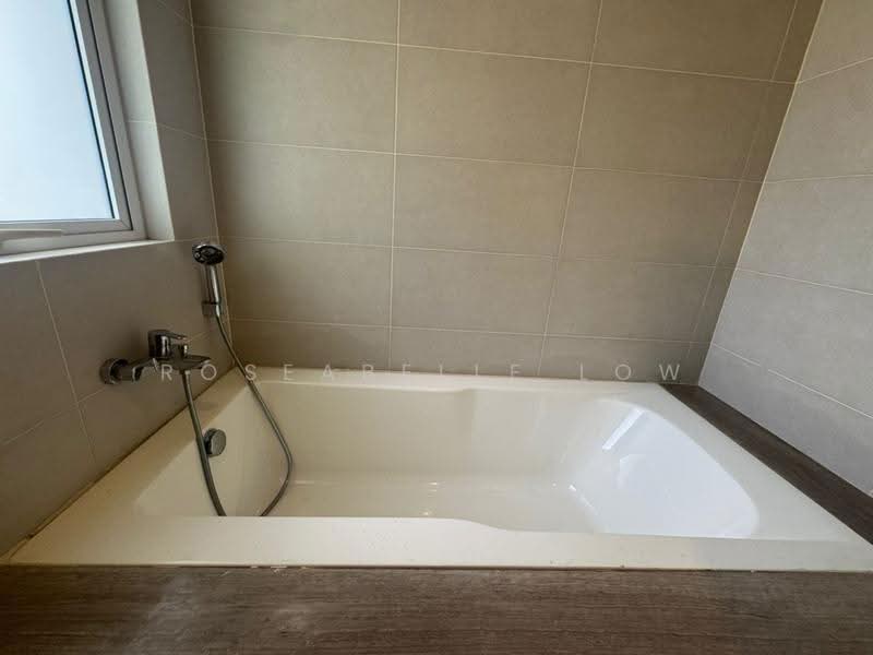 Rumah Berkembar untuk Disewa di Bandar Bukit Puchong (Puchong) - Roseabelle Low - Bathroom - PropertyGuru.com.my