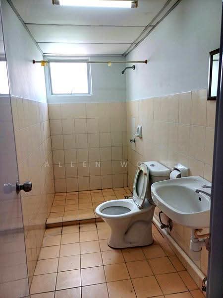 Pangsapuri untuk Disewa di Bayu Puteri - Allen Wong - Bathroom - PropertyGuru.com.my