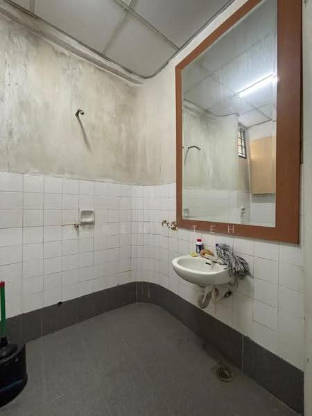 Terrace Factory for Rent in Taman Putri Kulai (Kulai) - Serene Teh - Bathroom - PropertyGuru.com.my