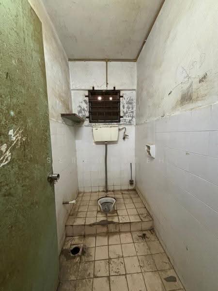 Terrace Factory for Rent in Taman Putri Kulai (Kulai) - Serene Teh - Bathroom - PropertyGuru.com.my