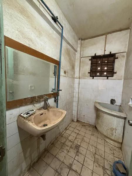 Terrace Factory for Rent in Taman Putri Kulai (Kulai) - Serene Teh - Bathroom - PropertyGuru.com.my