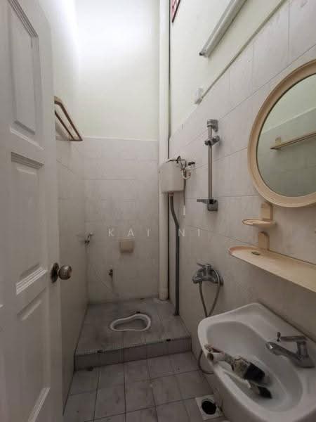 Rumah Teres 1-Tingkat untuk Disewa di Taman Pelangi (Johor Bahru) - Kai Ni - Bathroom - PropertyGuru.com.my
