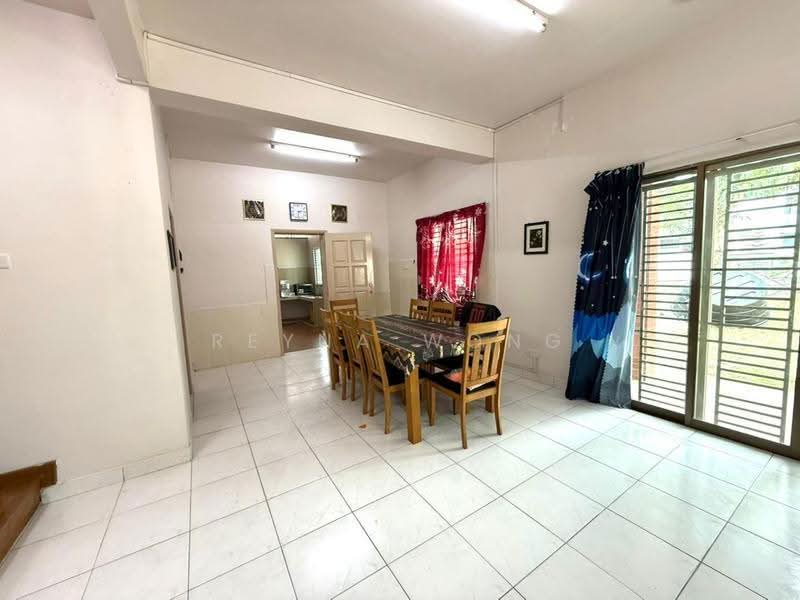 1.5-storey Terraced House for Rent in Taman Molek (Johor Bahru) - Reyna Wong - Dining Room - PropertyGuru.com.my