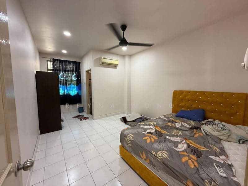 1.5-storey Terraced House for Rent in Taman Molek (Johor Bahru) - Reyna Wong - Bedroom - PropertyGuru.com.my