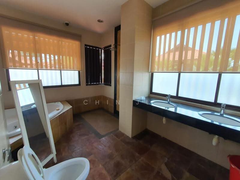 Rumah Berkembar untuk Dijual di Bukit Rahman Putra (Sungai Buloh) - Chin JL - Bathroom - PropertyGuru.com.my