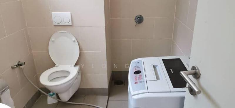 Kediaman Servis untuk Dijual di Tamarind Suites - Yeong . - Bathroom - PropertyGuru.com.my