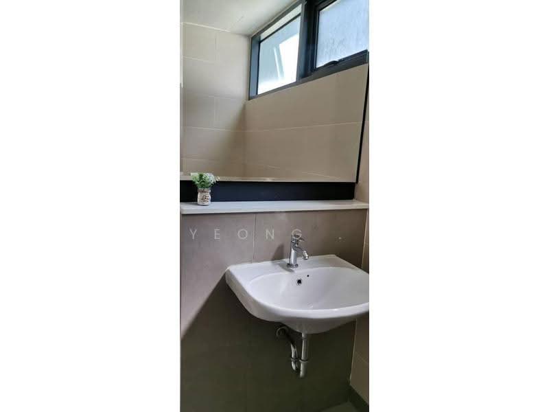 Kediaman Servis untuk Dijual di Tamarind Suites - Yeong . - Bathroom - PropertyGuru.com.my