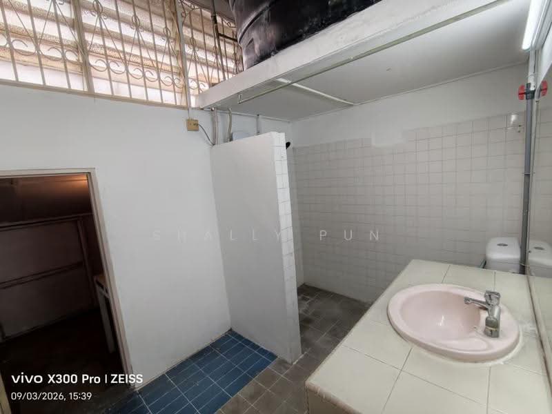 Rumah Teres 1-Tingkat untuk Disewa di Sri Petaling (Kuala Lumpur) - Shally Pun - Bathroom - PropertyGuru.com.my