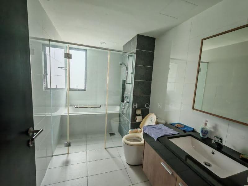 Pangsapuri untuk Dijual di Ponderosa Lakeside Apartment - Nico Chong - Bathroom - PropertyGuru.com.my