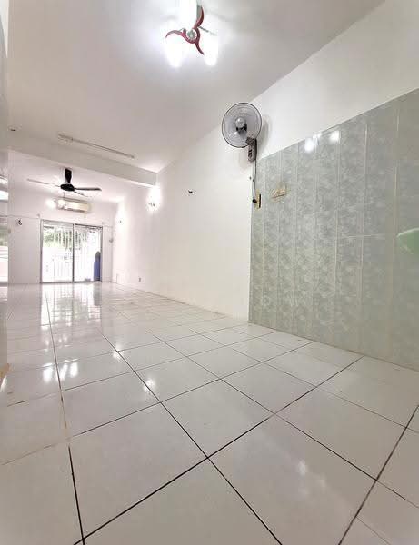 Rumah Teres 2-Tingkat untuk Disewa di Taman Bukit Serdang (Seri Kembangan) - Lily Siow - Living Room - PropertyGuru.com.my