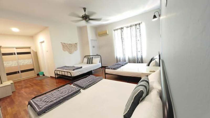 3-storey Terraced House for Rent in Batu Ferringhi (Batu Ferringhi) - Jocellynn Lee - Bedroom - PropertyGuru.com.my
