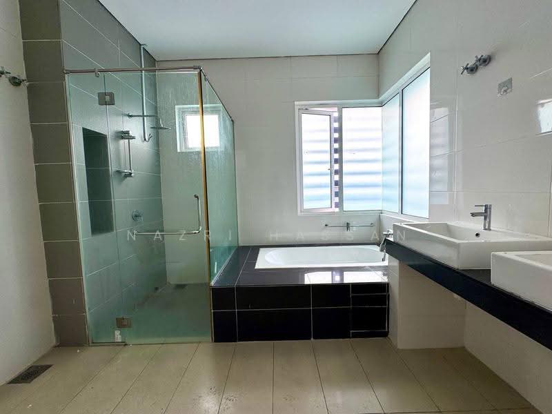 Semi-Detached House for Sale in Bandar Bukit Raja (Klang) - Nazri Hassan - Bathroom - PropertyGuru.com.my