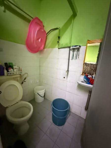 Rumah Teres 2-Tingkat untuk Dijual di Taman Desa Cemerlang (Ulu Tiram) - Cyrus Yeap - Bathroom - PropertyGuru.com.my