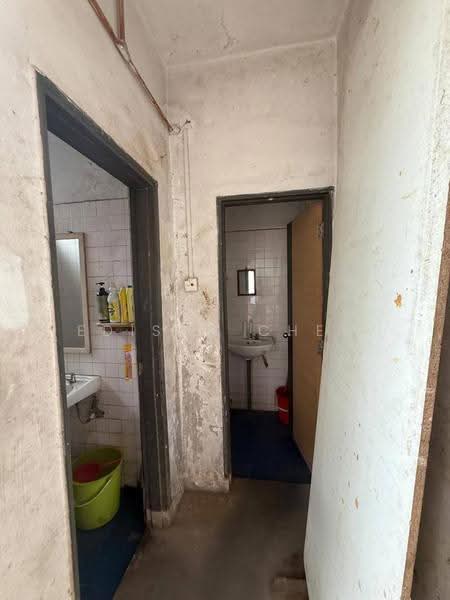 Terrace Factory for Sale in Taman Bukit Mewah (Tampoi) - EDISON CHEW - Bathroom - PropertyGuru.com.my