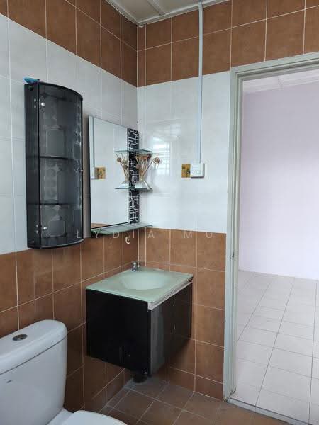 Rumah Teres untuk Disewa di Sungai Long (Bandar Sungai Long) - Lydia Mun - Bathroom - PropertyGuru.com.my