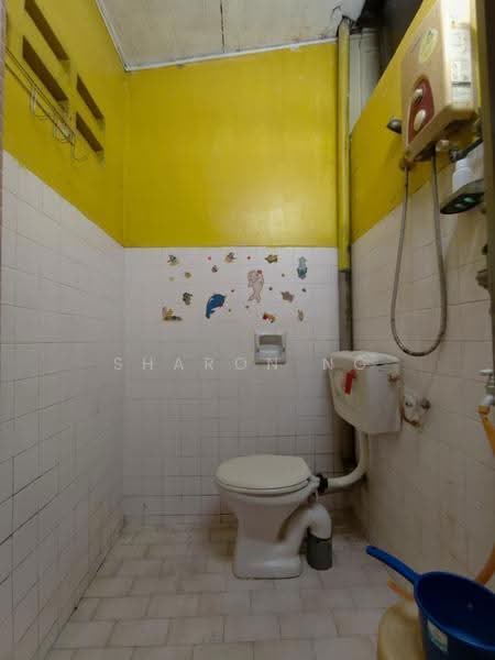 1-storey Terraced House for Sale in Taman Dahlia (Tampoi) - Sharon Ng - Bathroom - PropertyGuru.com.my