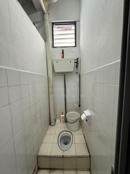 Shop / Office untuk Disewa di Taman Maju (Batu Pahat) - ZG Law - Bathroom - PropertyGuru.com.my