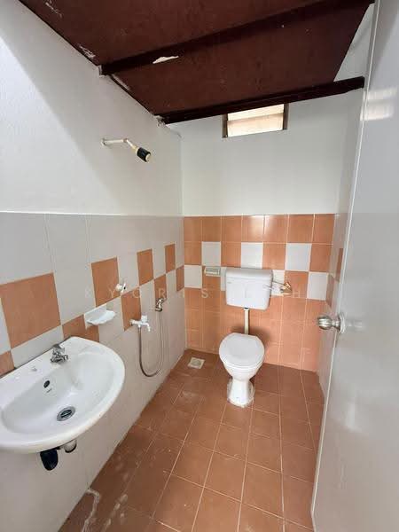 Rumah Flat untuk Disewa di Flat Bukit Indah - Kyoris Loh - Bathroom - PropertyGuru.com.my
