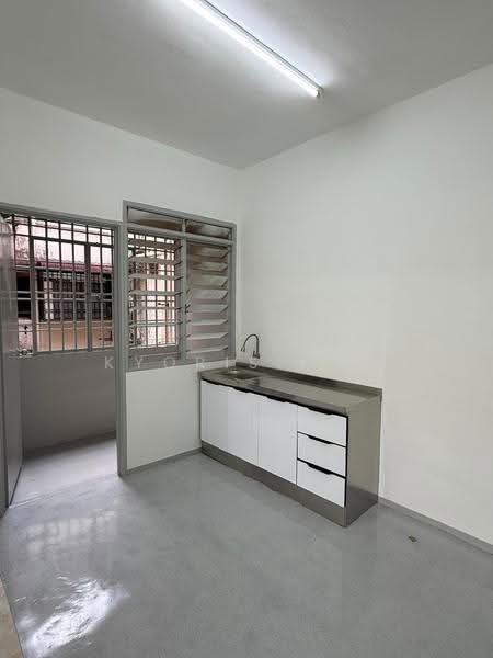 Rumah Flat untuk Disewa di Flat Bukit Indah - Kyoris Loh - Kitchen - PropertyGuru.com.my