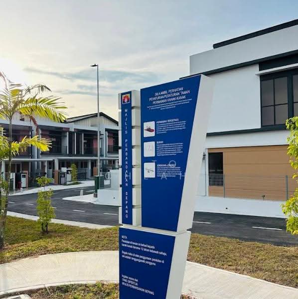 Rumah Teres untuk Dijual di Kampung Desa Putra (Dengkil) - Hector Cheah - Exterior - PropertyGuru.com.my