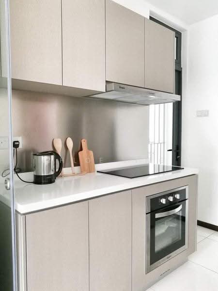 Kediaman Servis untuk Dijual di Crescent Bay Suites (Teluk Bayu) - Chloe Ying - Kitchen - PropertyGuru.com.my