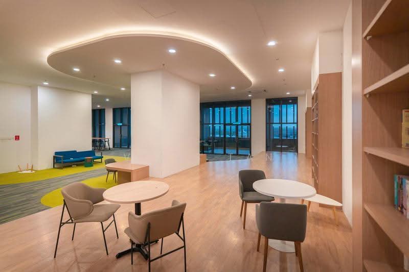 Kediaman Servis untuk Dijual di Setia City Residences - Vitas Tan - Living Room - PropertyGuru.com.my