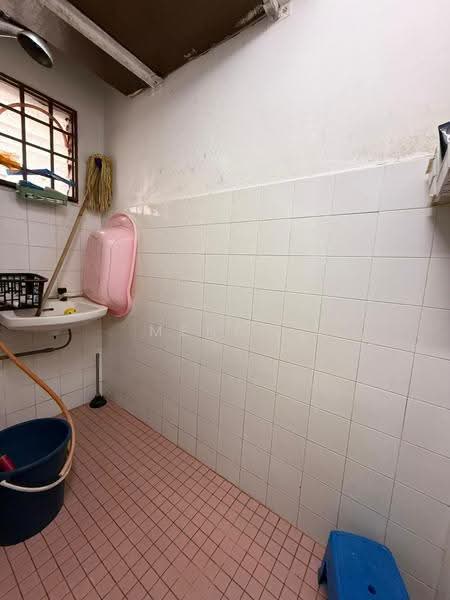 Rumah Flat untuk Dijual di Flat Tasek 64 - Meng . - Bathroom - PropertyGuru.com.my