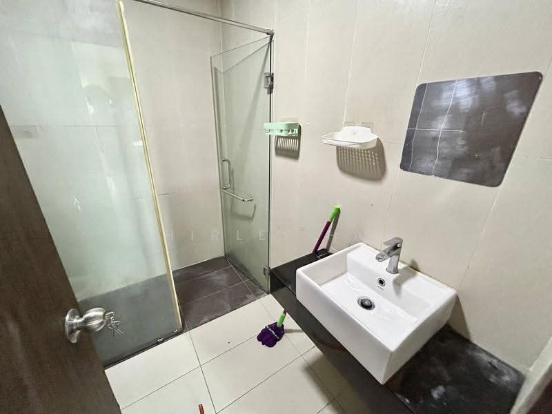Kediaman Servis untuk Disewa di D'Secret Garden (Pangsapuri Kempas Indah) - Shirley Haw - Bathroom - PropertyGuru.com.my