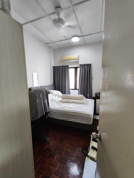 Rumah Teres 2-Tingkat untuk Dijual di Taman Sea (Petaling Jaya) - Effendy Shohaili - Bedroom - PropertyGuru.com.my