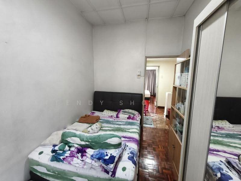 Rumah Teres 2-Tingkat untuk Dijual di Taman Sea (Petaling Jaya) - Effendy Shohaili - Bedroom - PropertyGuru.com.my